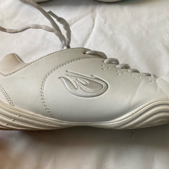 Lightly worn, white cheer shoes - Picture 4 of 6